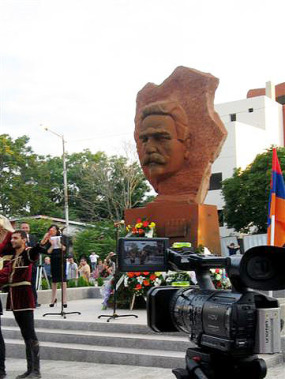 Откриване на паметника на генерал Андраник в квартал Галата.